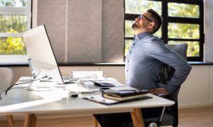 Ergonomisch sitzen am Arbeitsplatz - Rückenschmerzen vorbeugen