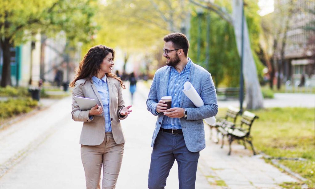 Walking Meetings – auch Walk-and-Talk-Meeting oder Walk-and-Talk-Methode genannt – erfreuen sich zunehmender Beliebtheit, da sie Bewegung und Produktivität miteinander verbinden. 