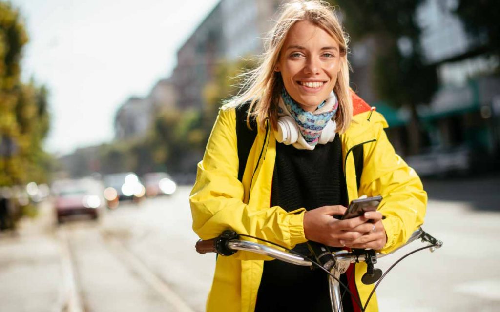 Junge Frau nimmt an der vom Unternehmen angebotenen Fahrrad Challenge teil